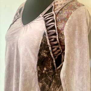 Gimmicks by Buckle Purple Mixed-Media Lace & Cutout Back Top